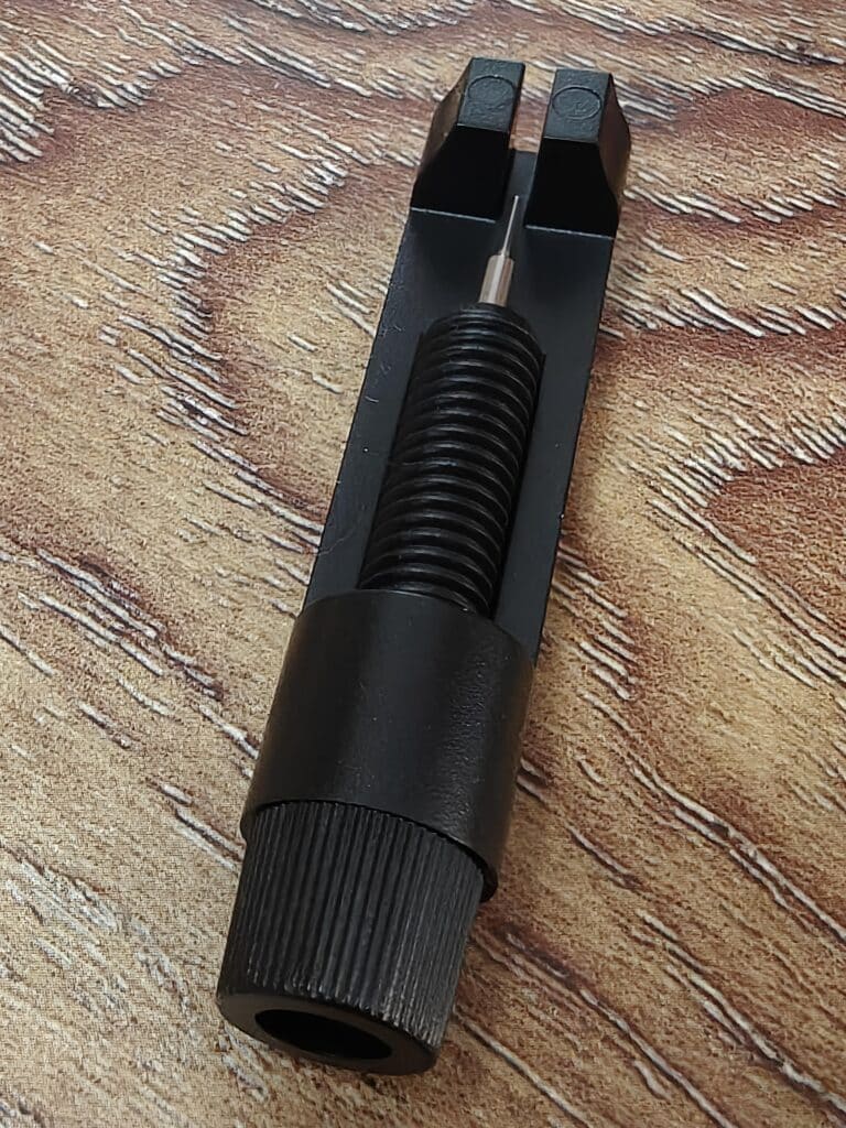 Strap change tool for titan maestro